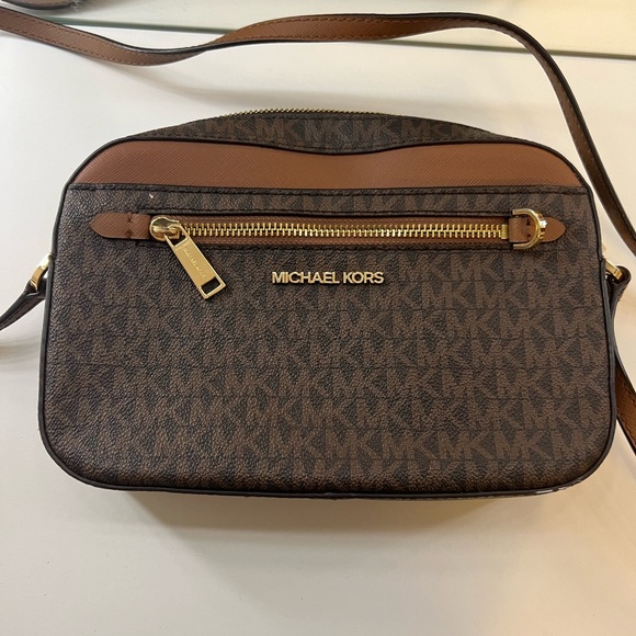 Michael Kors Brown Shoulder Bag with gold chain (removable) very good condition - Picture 11 of 14